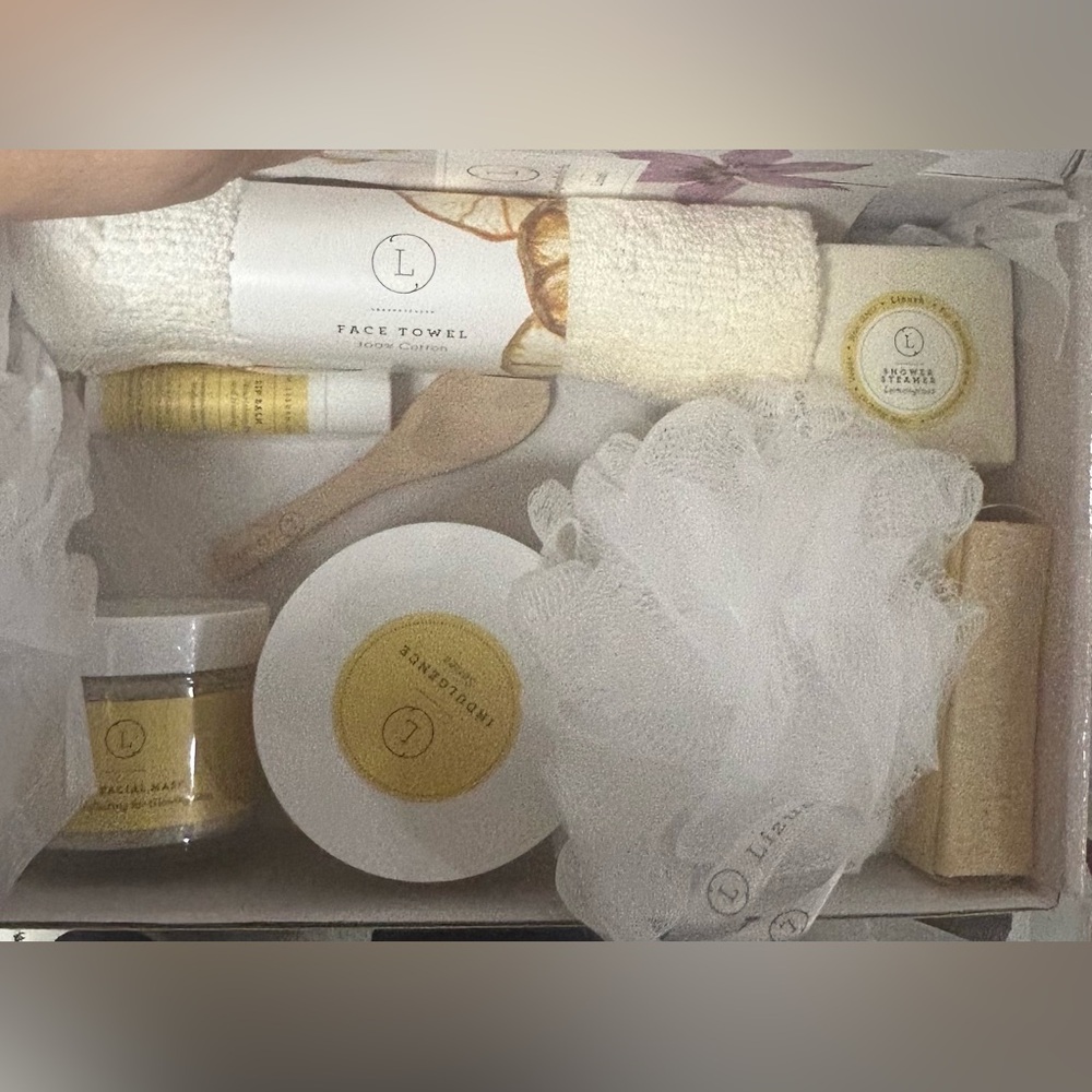 Lizush Indulgence Spa Gift Box 8 Items Pamper Bath Shower Natural Ingredients